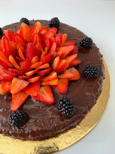كيكة شوكلاته بـ اطار الفواكه