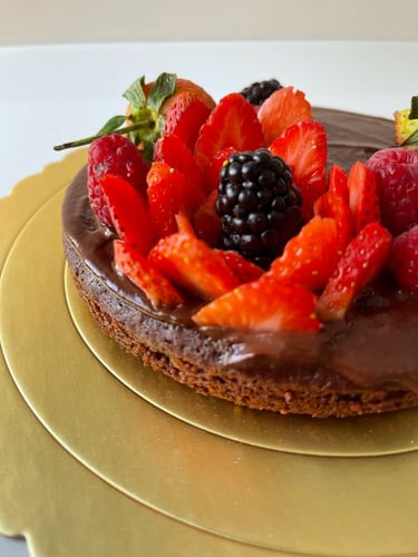 كيكة شوكلاته بـ اطار الفواكه