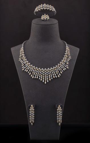 طقم اكسسوار مرصع بالزيركون