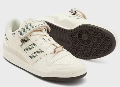 حذاء للنساء من اديداس size-47.1/3-EU ....