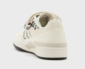 حذاء للنساء من اديداس size-47.1/3-EU ....