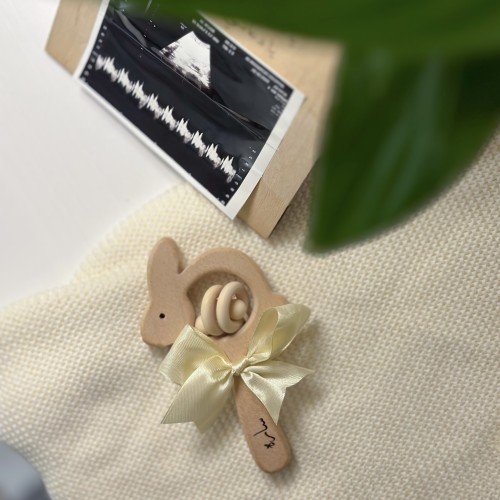 خشخيشة خشبية مع حفر الأسم