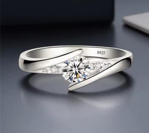 خاتم نسائي بحجر زركون