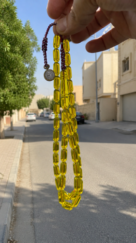 مستكه شبيه الكهرمان الشفاف