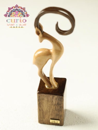 تحفة غزال من خشب الجوز واللوز