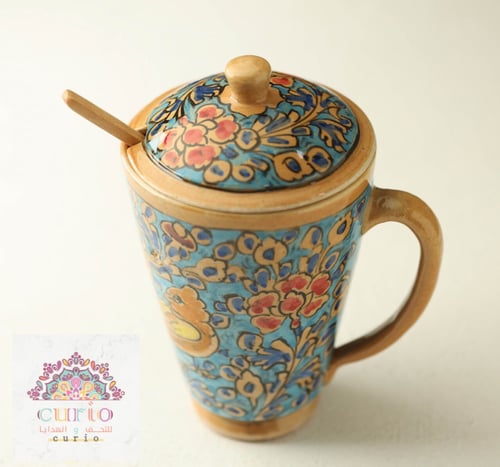 كوب كبير من الفخار للشاي والقهوة رسم يدوي