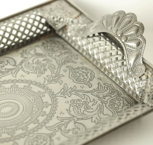 صينية تقديم معدنية