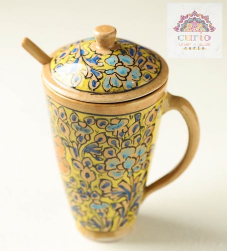 كوب كبير من الفخار للشاي والقهوة رسم يدوي