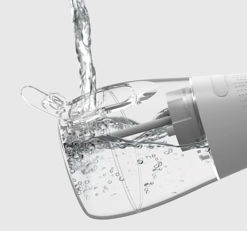 خيط الاسنان المائي