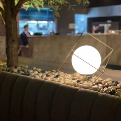 أبجورة طاولة كروية بإطار ذهبي على شكل مكعب