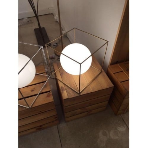 أبجورة طاولة كروية بإطار ذهبي على شكل مكعب