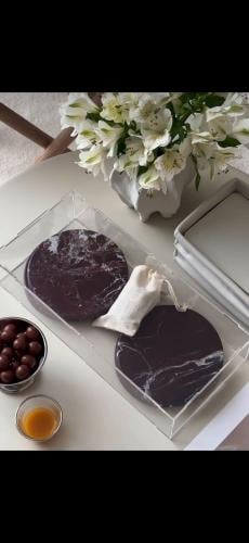 بوكس اكريليك باربع قطع من الرخام ، بيج وزيتي وعودي