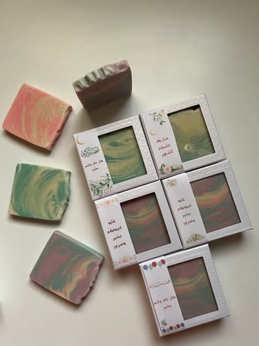 توزيعات صابون طبيعي حجم وسط مع علبة وثيم سعر القطع...