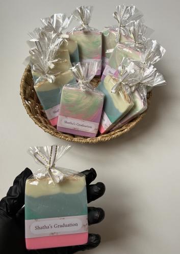 توزيعات صابون طبيعي حجم وسط مغلفة مع ثيم سعر القطع...