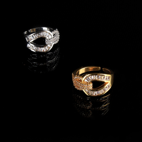 Zircon ring with a distinctive design