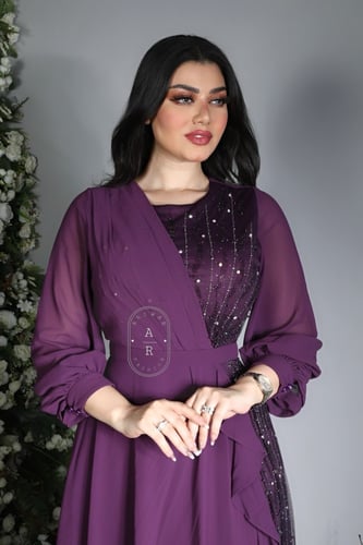 فستان سهره ناعم بتطريز وأكمام طويله