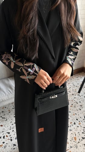 عباية مطرزة بالوان زاهيه بكسرات من الخلف