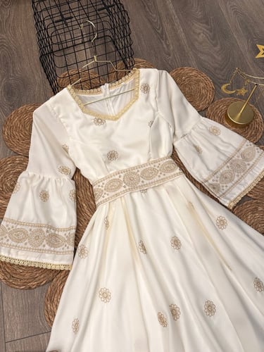 فستان ميد بتطريز ملكي