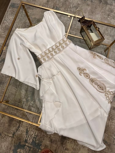 فستان ابيض ناعم بكم واحد