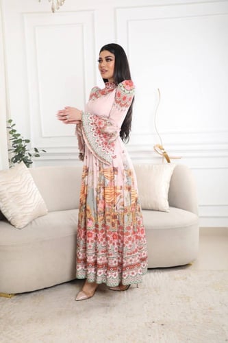 فستان طويل مشجر بتصميم مختلف