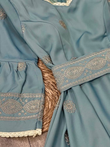 فستان ميد بتطريز ملكي