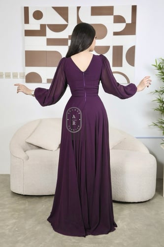 فستان شيفون ملكي بأكمام وتطريز