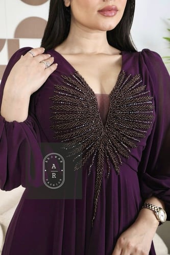 فستان شيفون ملكي بأكمام وتطريز