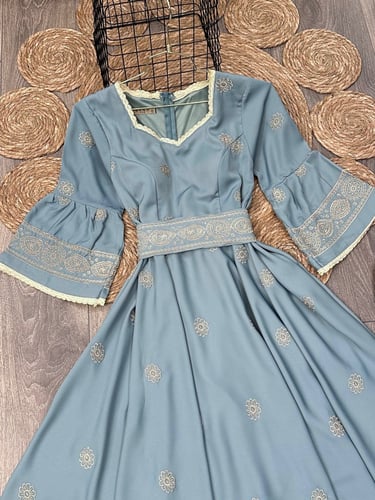 فستان ميد بتطريز ملكي