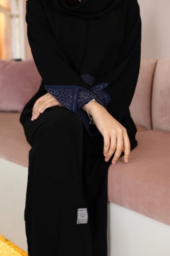 عباية كريب ملكي بأكمام مطرزة