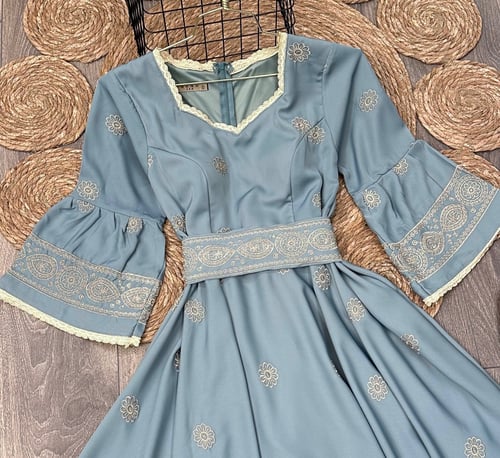 فستان ميد بتطريز ملكي