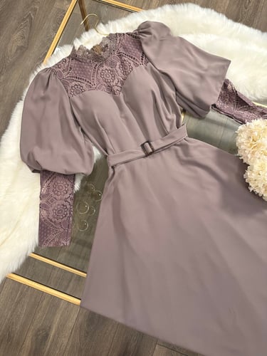 فستان ميد شيفون مع دانتيل