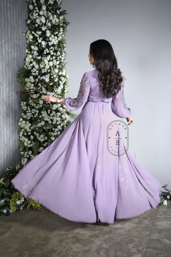 فستان كلوش بأكمام طويله مطرزه