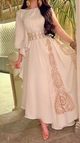 فستان ابيض ناعم بكم واحد