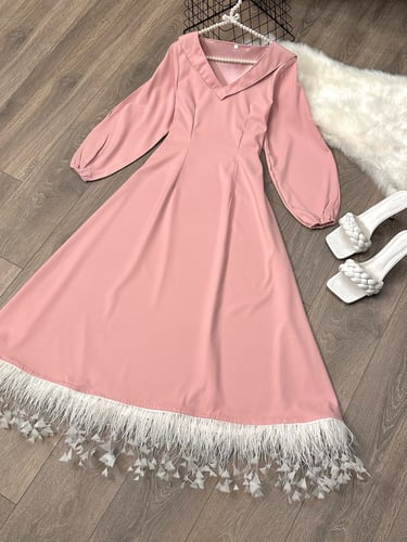 فستان انيق بريش واقف من تحت