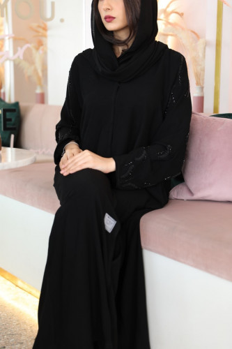 عباية مناسبات بأكمام مطرزة