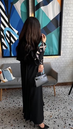 عباية مطرزة بالوان زاهيه بكسرات من الخلف