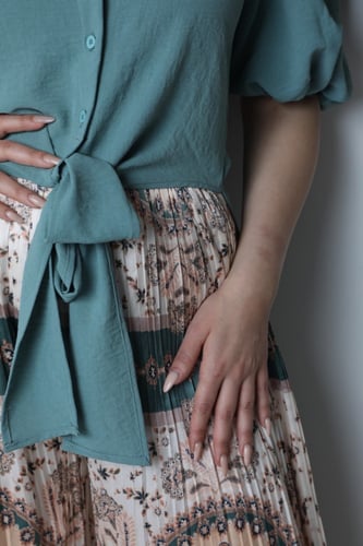 تيور بنطلون مشجر وبلوزه طويله من الخلف