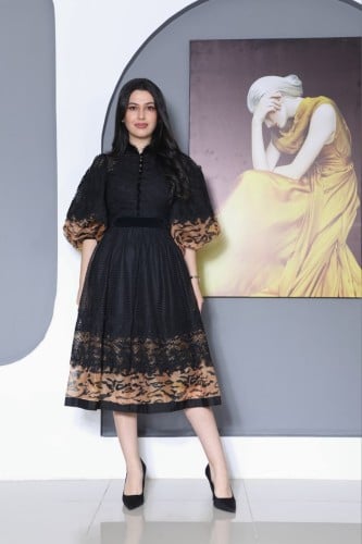 فستان ميد اسود مع برنت نمري