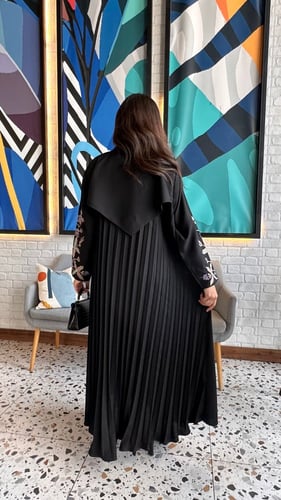 عباية مطرزة بالوان زاهيه بكسرات من الخلف