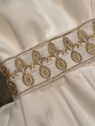 فستان ابيض ناعم بكم واحد