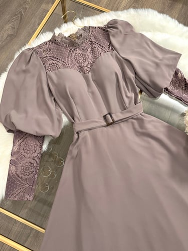 فستان ميد شيفون مع دانتيل