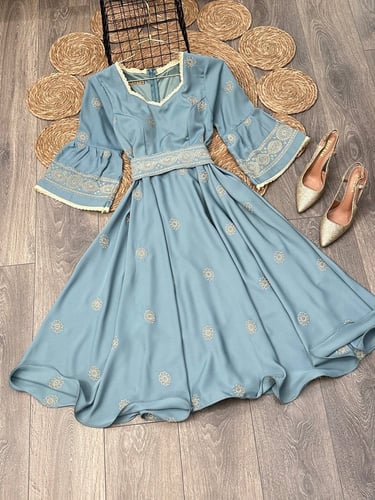 فستان ميد بتطريز ملكي