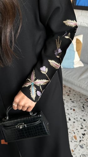 عباية مطرزة بالوان زاهيه بكسرات من الخلف