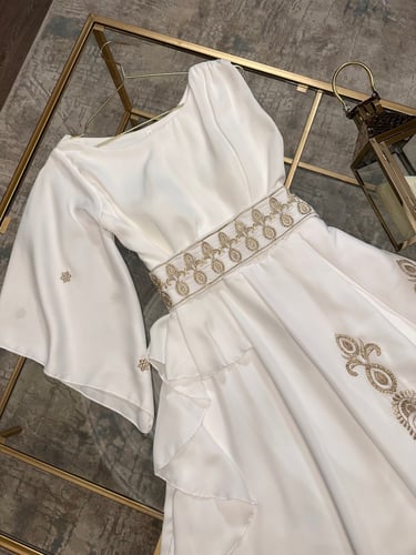 فستان ابيض ناعم بكم واحد