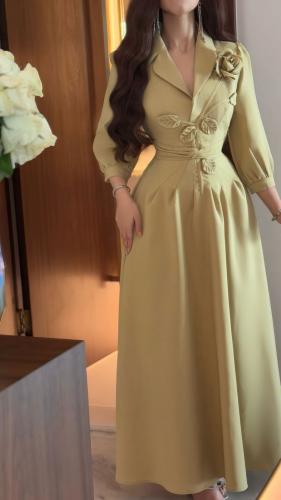 فستان ناعم ورده من الكتف