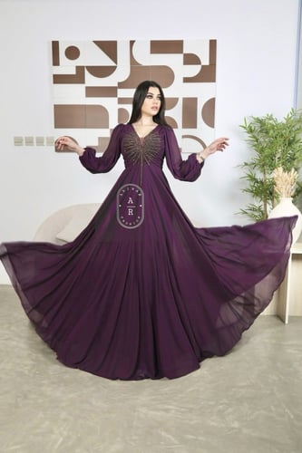 فستان شيفون ملكي بأكمام وتطريز