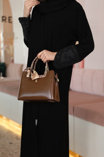 عباية سوداء بأكمام جلد