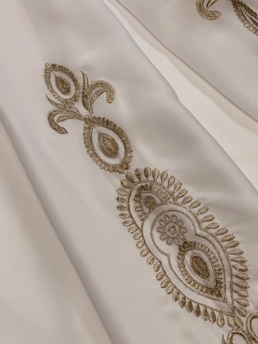 فستان ابيض ناعم بكم واحد