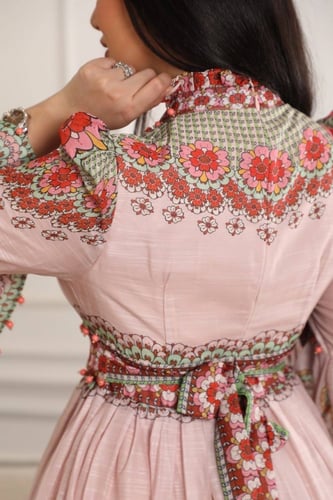 فستان طويل مشجر بتصميم مختلف