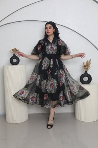 فستان اسود مشجر بياقه شك